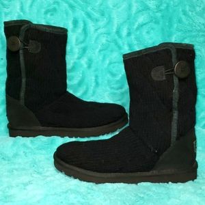 UGG size 8 mountain quilted short black boots
